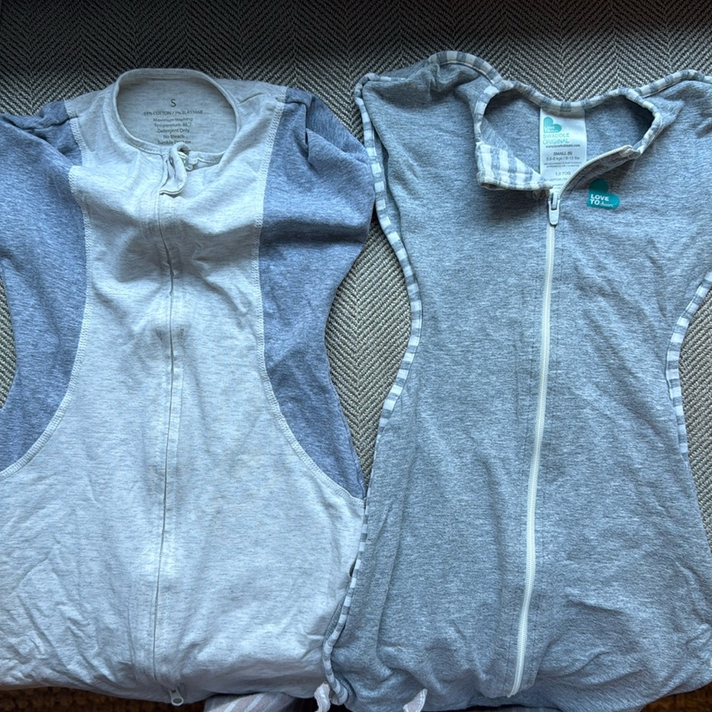 Bundle of 2 arms up swaddles in size small (8-13lbs)